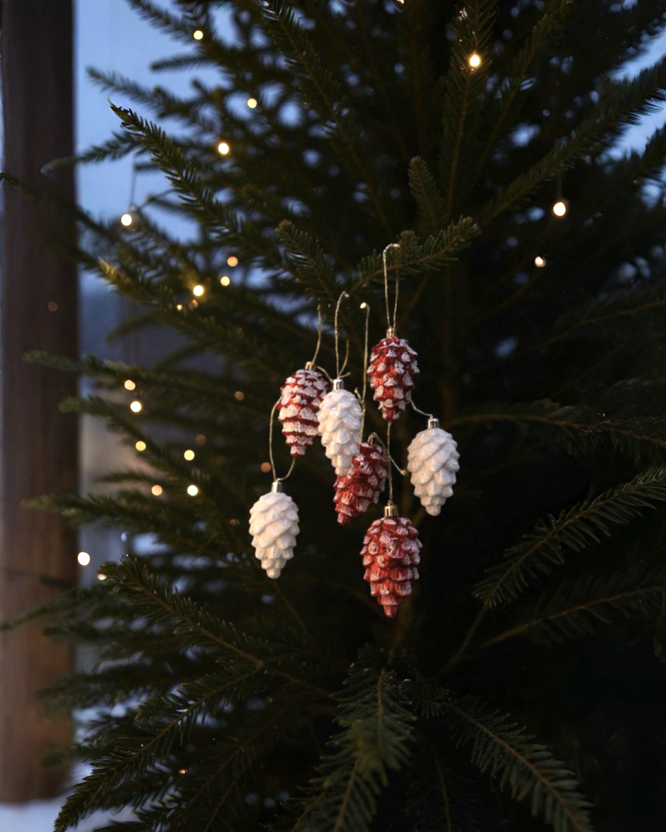 Yılbaşı Ağacı Kırmızı Beyaz Kozalak Süs 10 cm 6lı