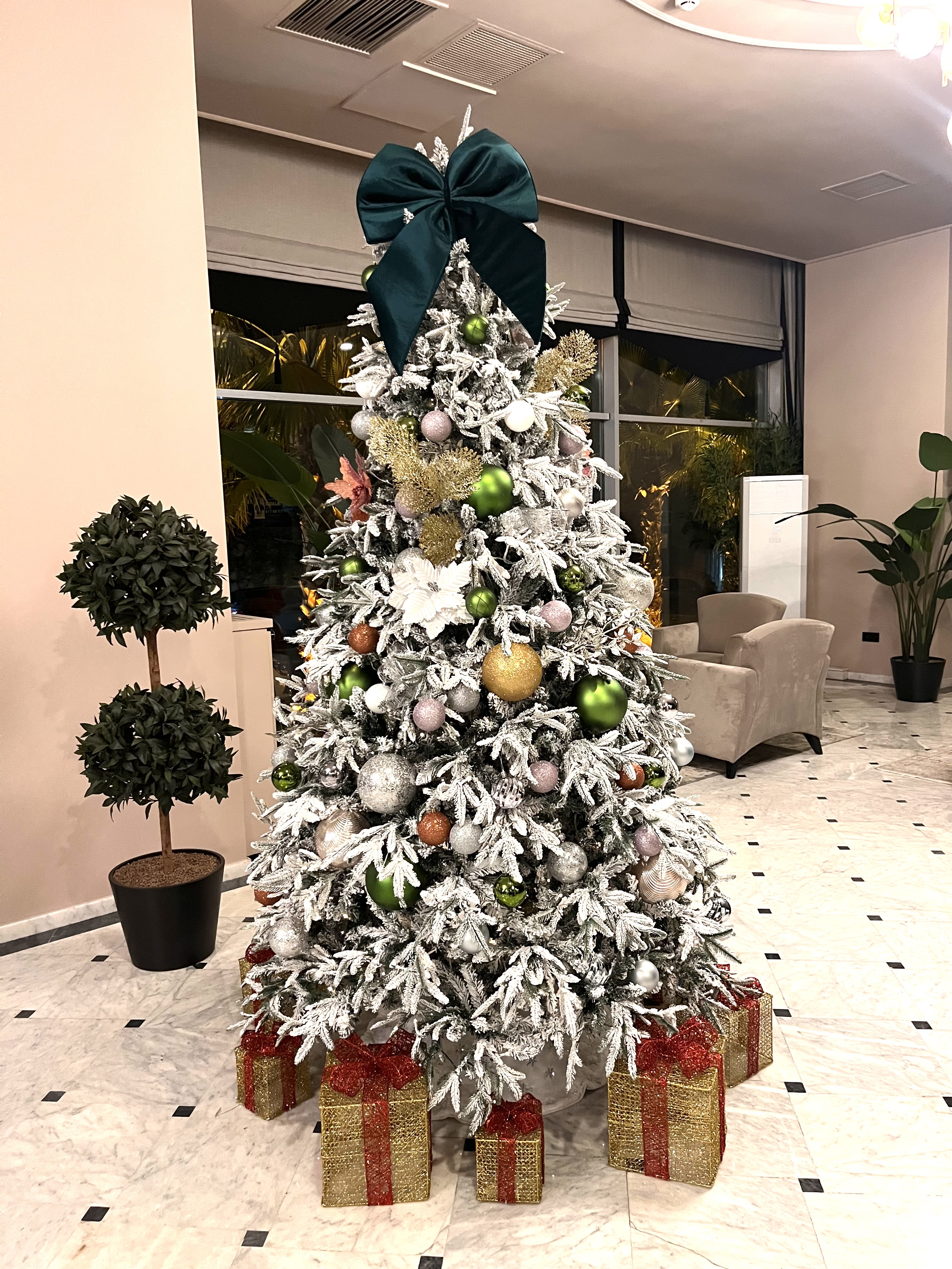 Yılbaşı Ağacı Kendinden Karlı Ve led Işıklı 240 CM