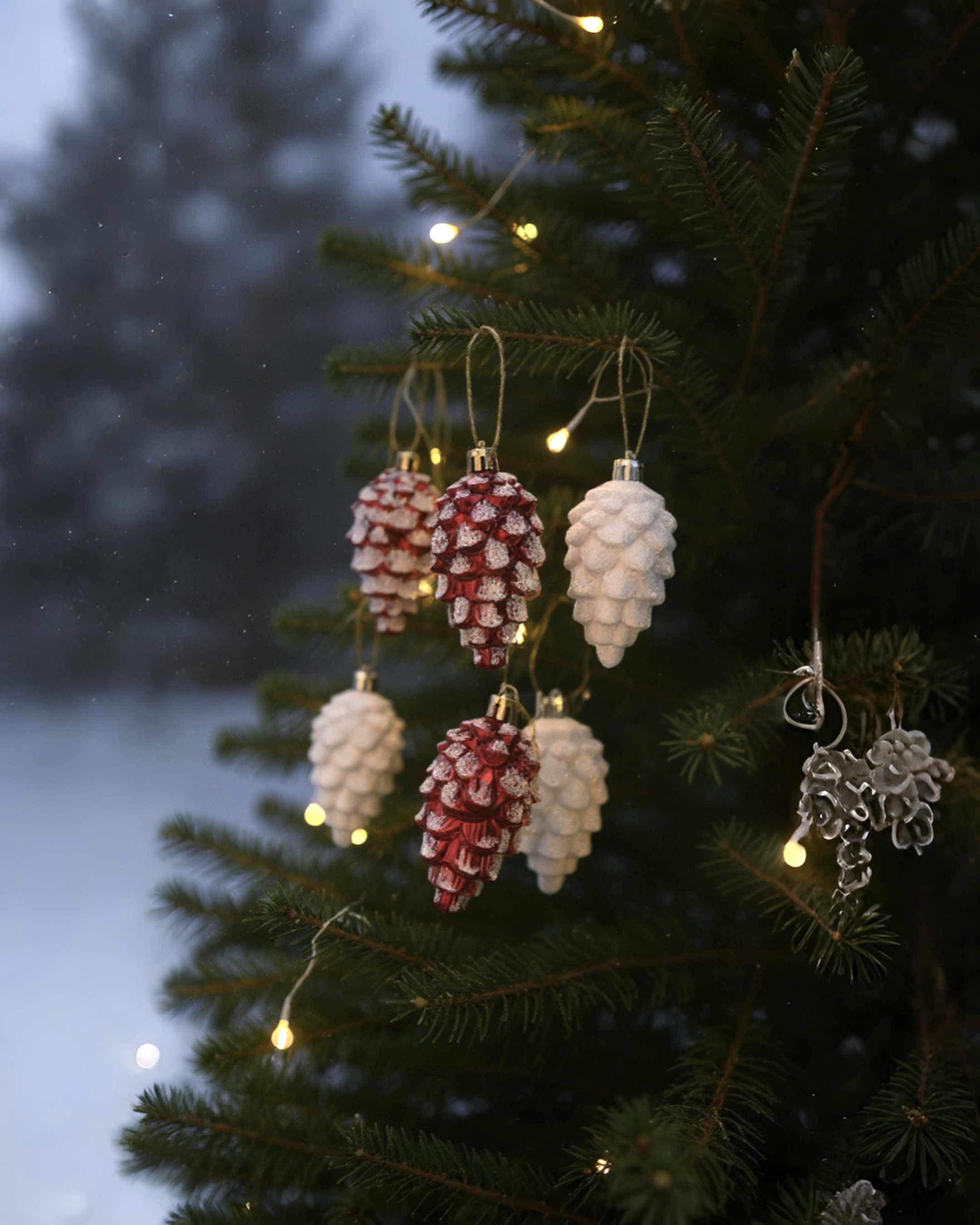 Yılbaşı Ağacı Kırmızı Beyaz Kozalak Süs 10 cm 6lı