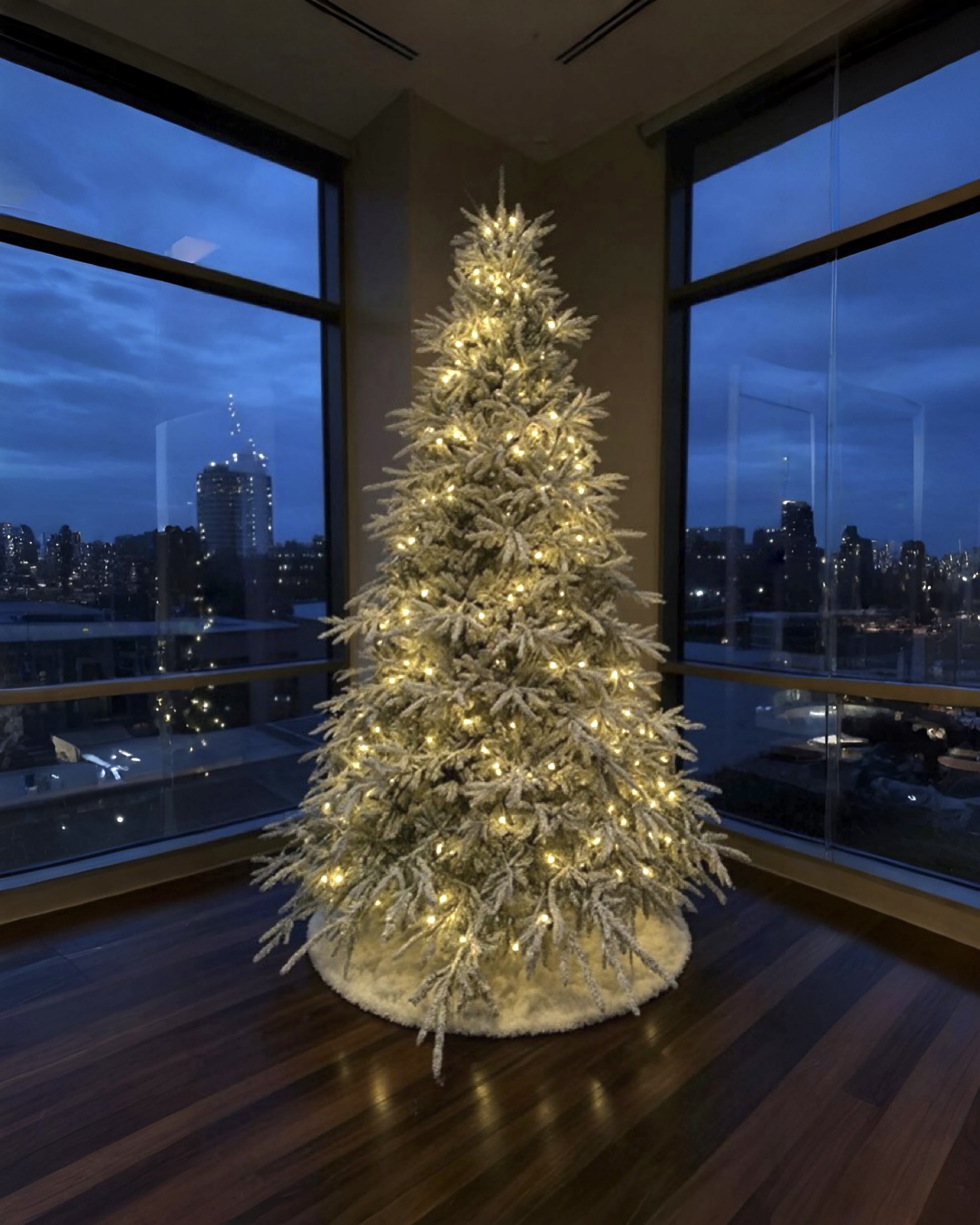 Yılbaşı Ağacı Kendinden Karlı Ve led Işıklı 240 CM