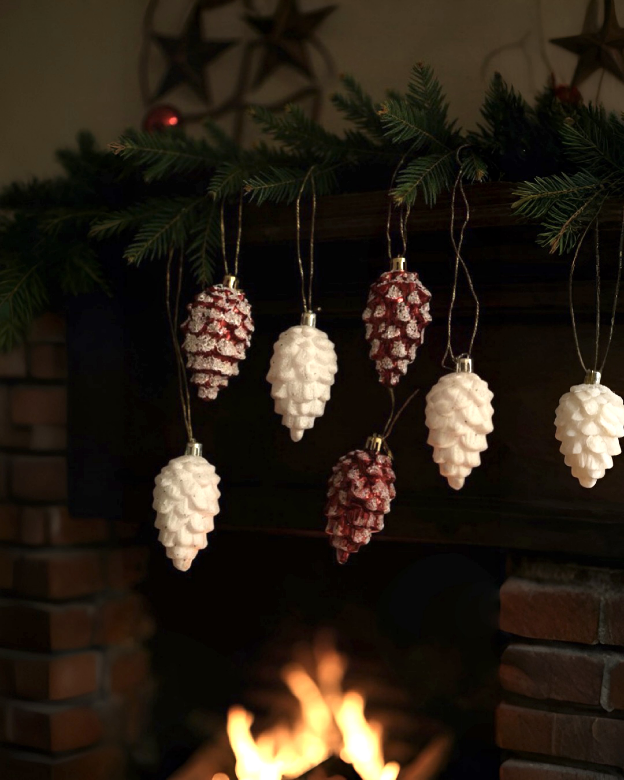 Yılbaşı Ağacı Kırmızı Beyaz Kozalak Süs 10 cm 6lı