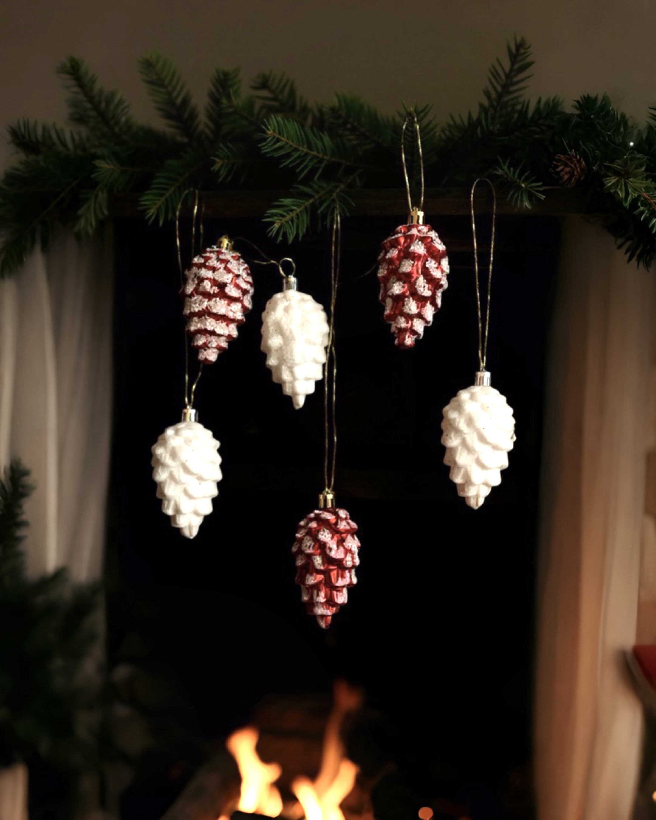 Yılbaşı Ağacı Kırmızı Beyaz Kozalak Süs 10 cm 6lı