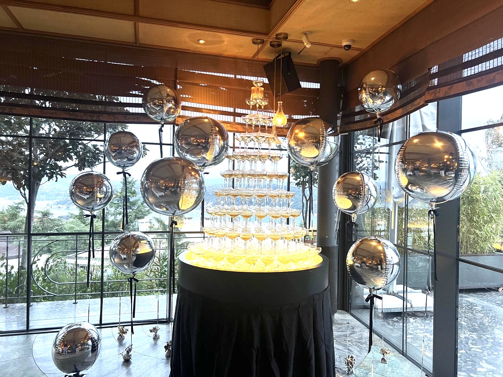 Küp Şeklinde Gümüş Renk Uçan Folyo Balon – İstanbul İçi Teslimat