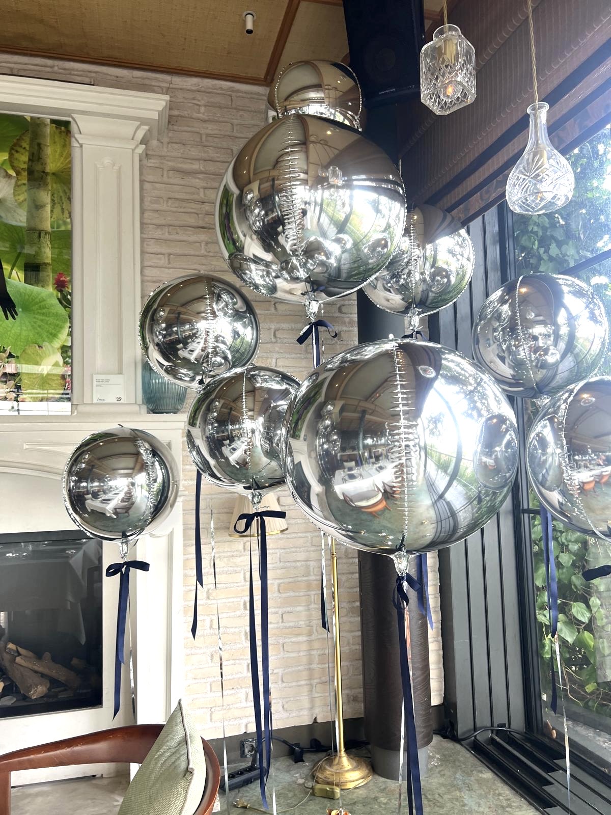 Küp Şeklinde Gümüş Renk Uçan Folyo Balon – İstanbul İçi Teslimat