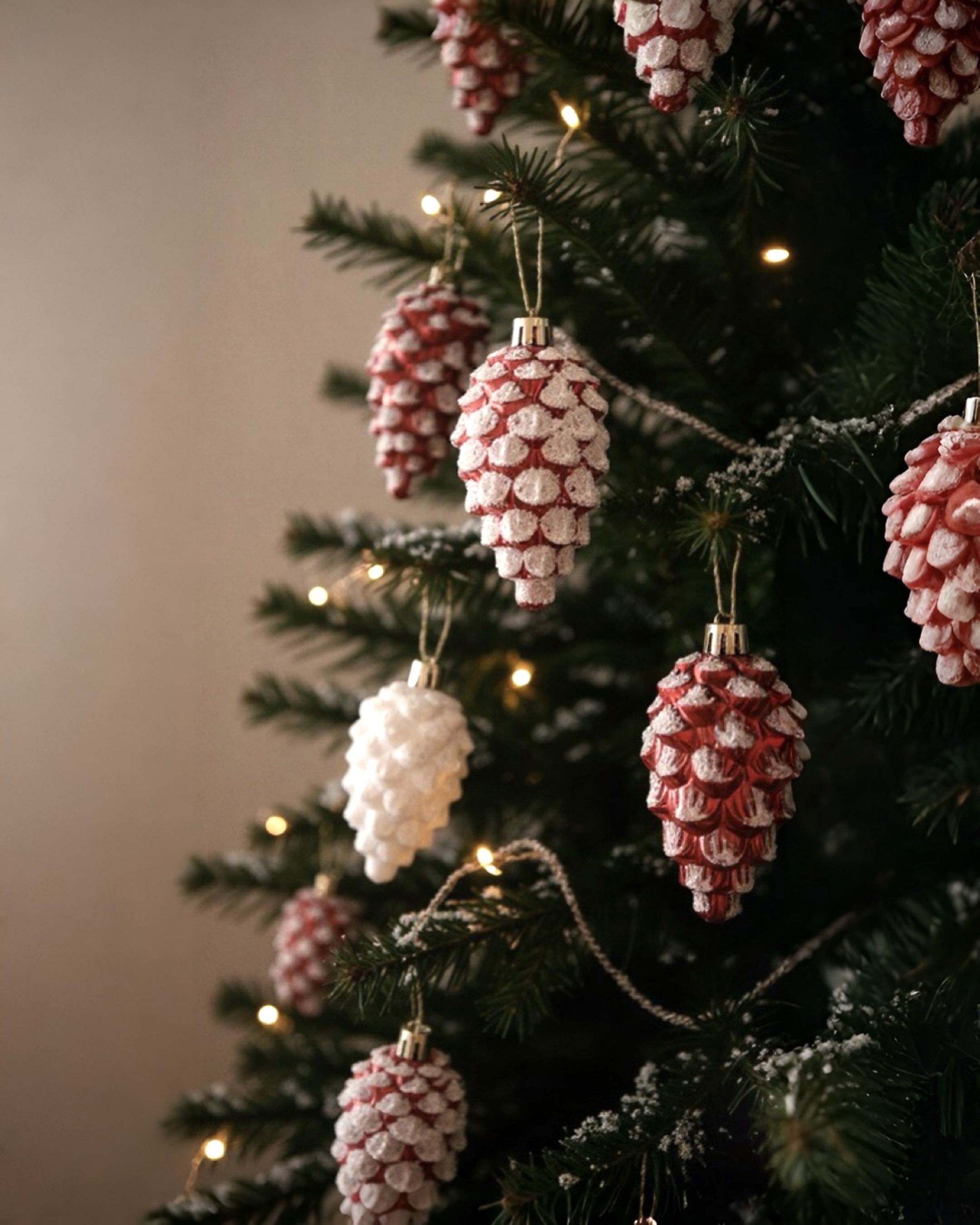 Yılbaşı Ağacı Kırmızı Beyaz Kozalak Süs 10 cm 6lı