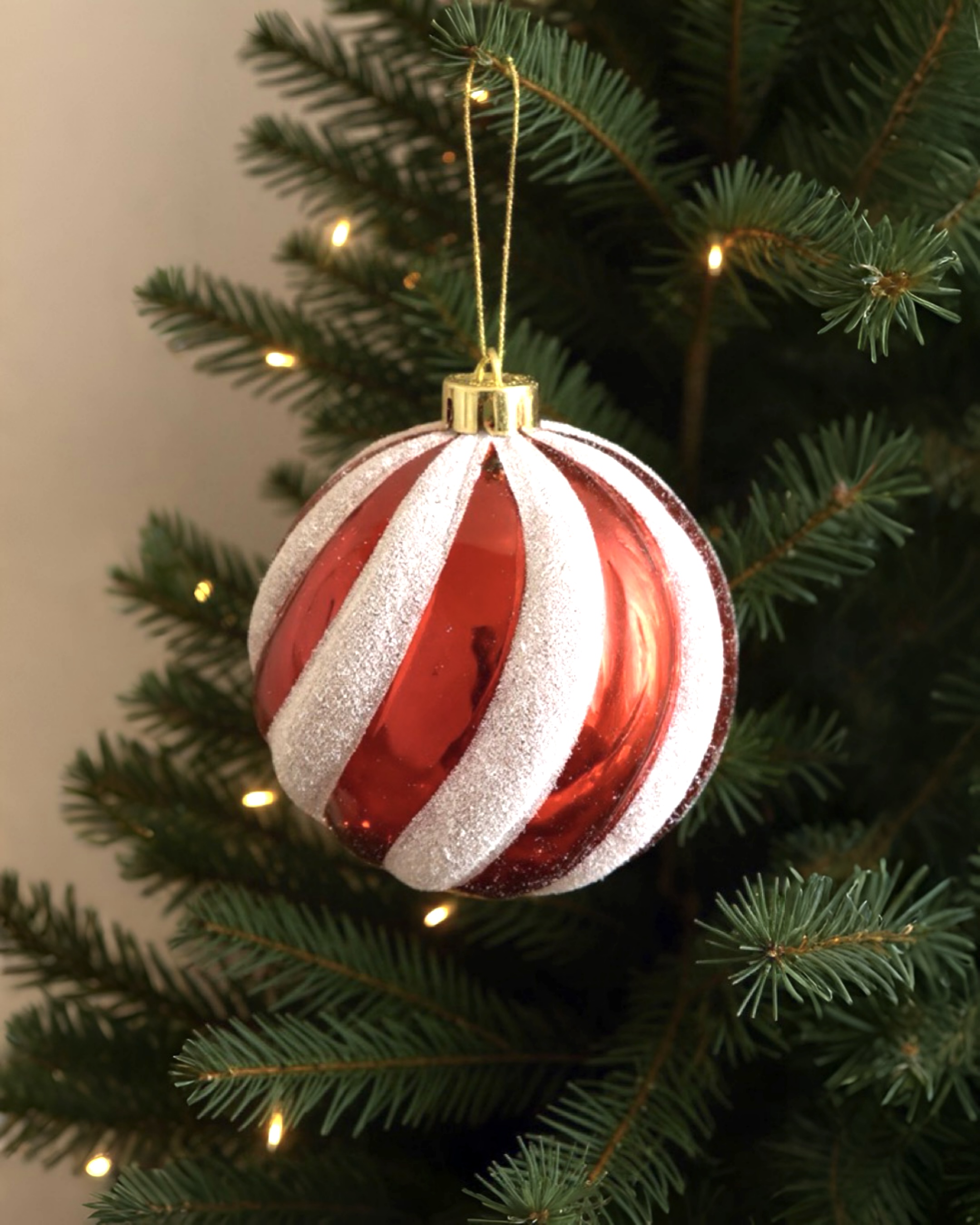 Yılbaşı Ağacı Kırmızı Beyaz Dilimli Şeker Top Süs 15 cm