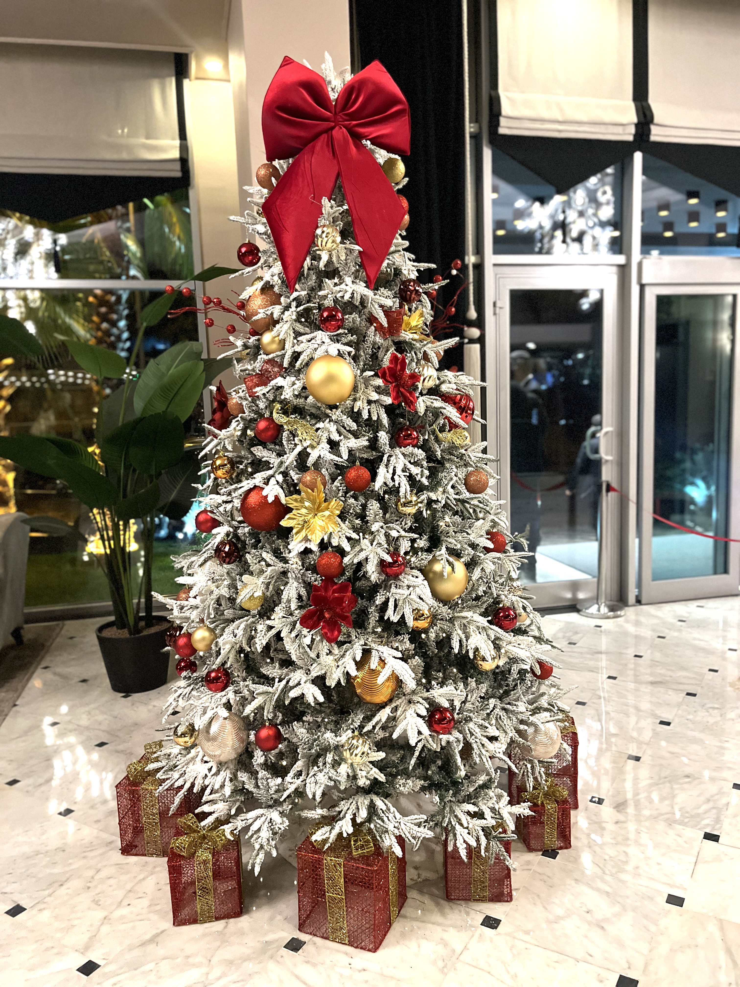 Yılbaşı Ağacı Kendinden Karlı Ve led Işıklı 240 CM