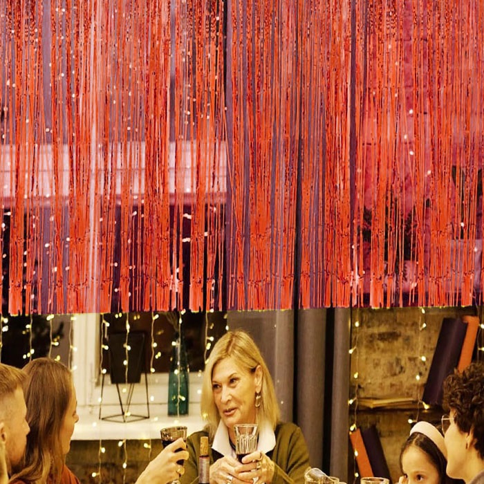 Kırmızı Parlak Pencere Perdesi 