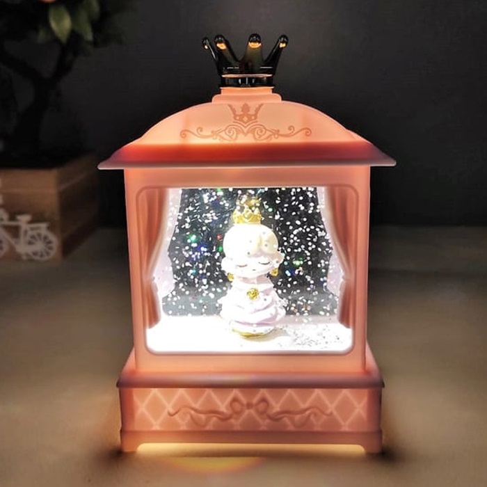 Kraliçe Figürlü Işıklı Kar Küresi